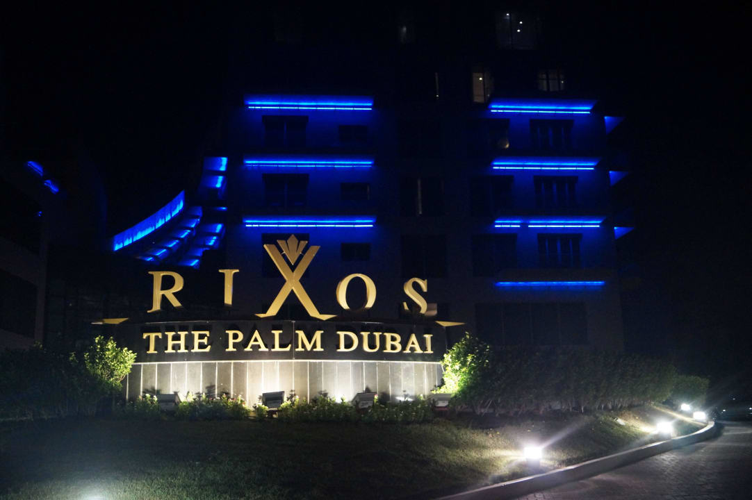 Blick auf die Front vom Hotel Rixos The Palm Hotel & Suites