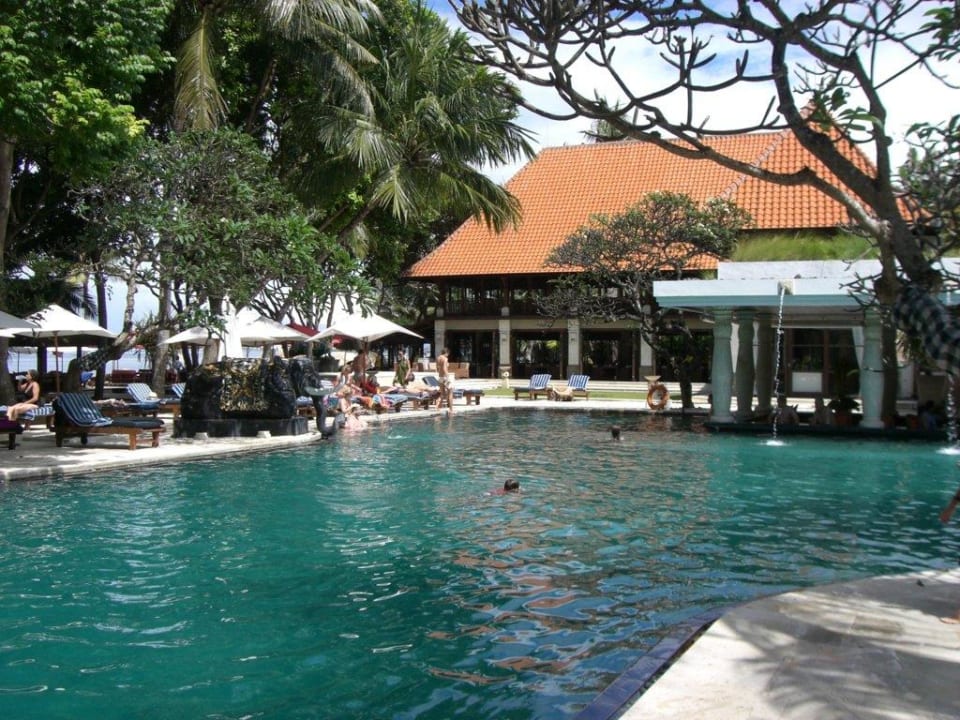 Hauptpool mit Poolbar und Wasserspeier Puri Santrian