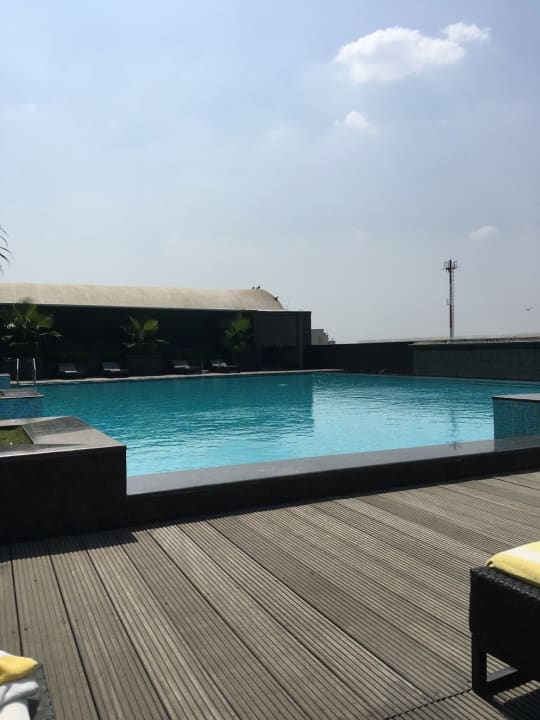Pool Radisson Blu Hotel New Delhi Dwarka