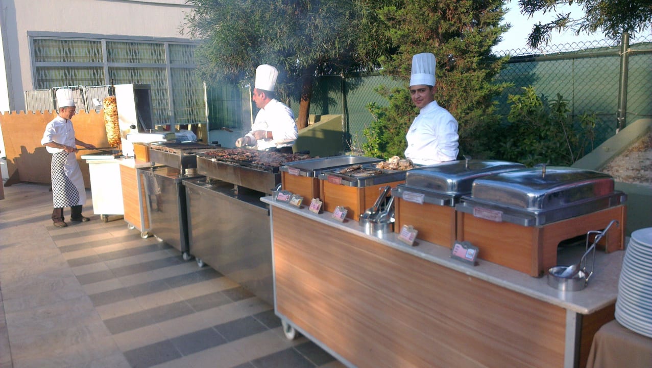 Gegrilltes und Döner Saturn Palace Resort Hotel