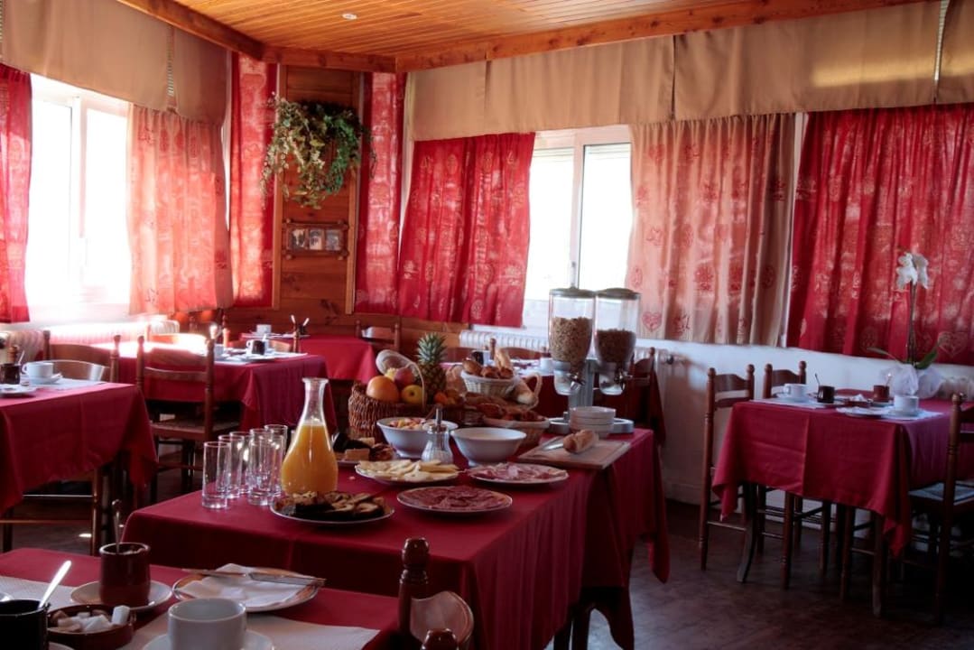 Petit dejeneur buffet Hotel Logis L'ecureuil