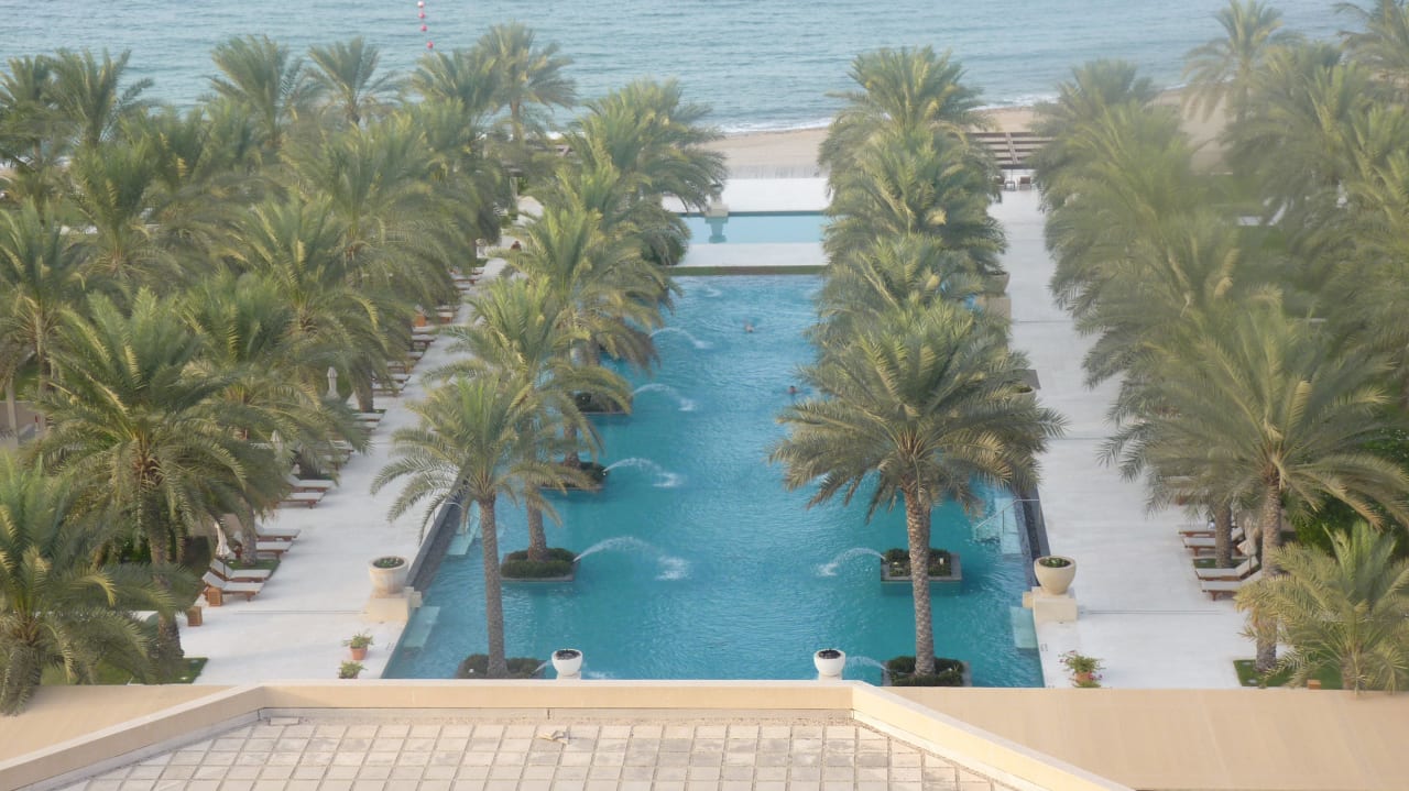 Blick auf den Hauptpool Al Bustan Palace - A Ritz-Carlton Hotel
