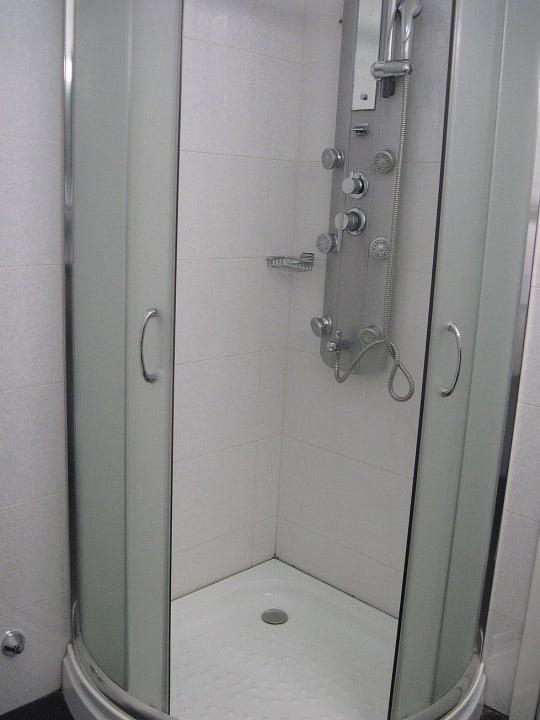 Die Wanne zur Wand ist leider nicht verfugt ... Hotel - Motel Flower