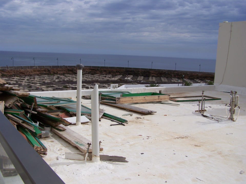 Blick von unserer Terrasse auf das Sperrmülllager Neptuno Suites - Adults only