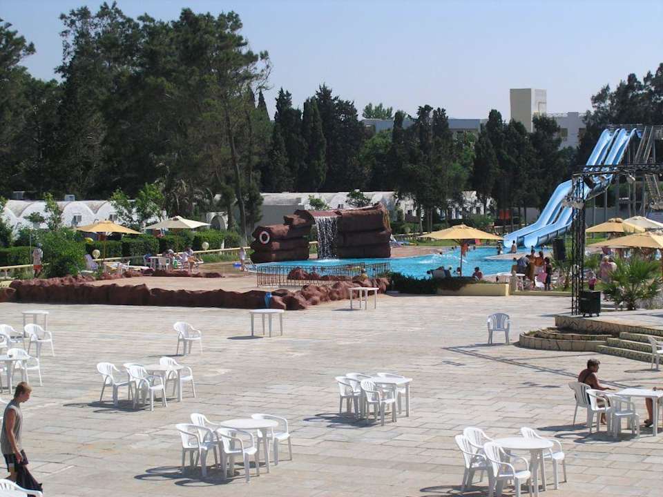 Terrasse mit Rutschen im Hintergrund The Club Hammamet
