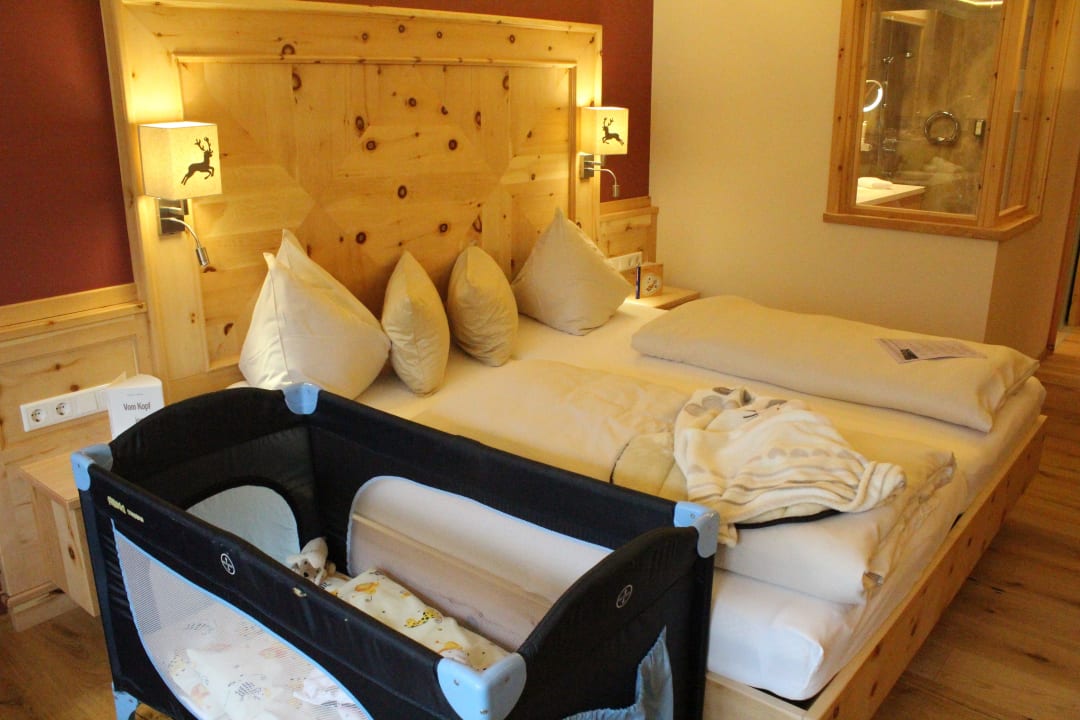 Schlafzimmer mit Babybett Wellnesshotel Eggerwirt