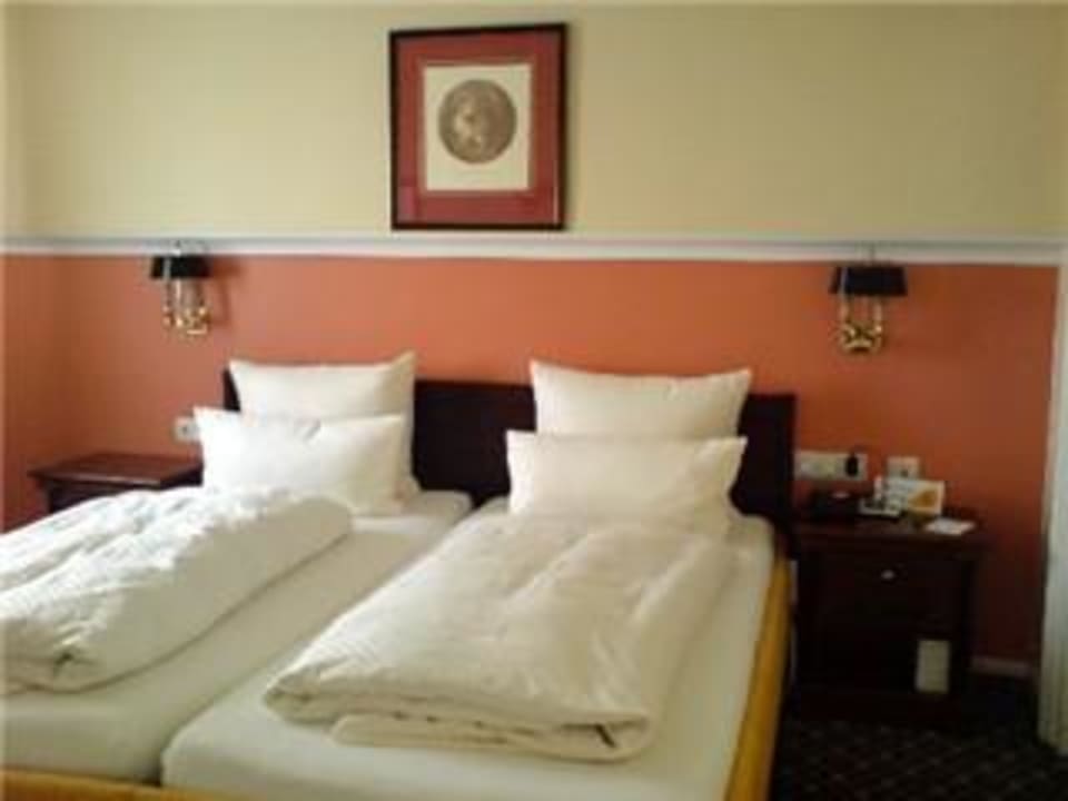 Schlafzimmer der Suite im Traditionshaus Hotel Holzapfel