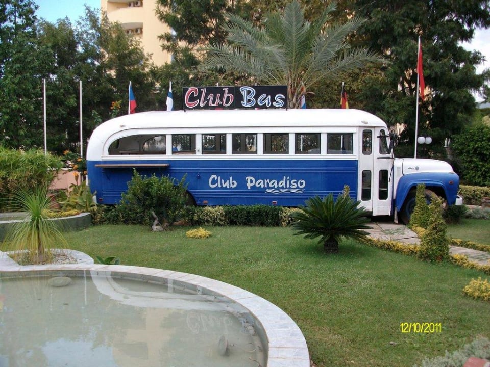 Vorplatz mit Clubbus Hotel Club Paradiso