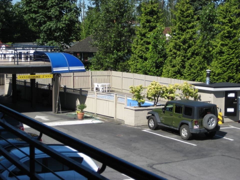 Blick zum Pool Hotel Travelodge Vancouver Lions Gate