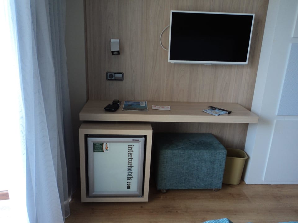 Kühlschrank und TV. NYX Hotel Ibiza - adults only