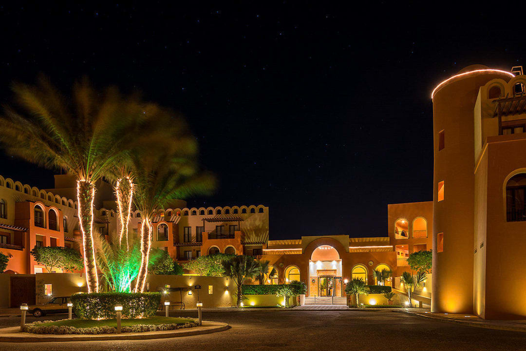 Hotel Eingang am Abend Hotel Three Corners Ocean View prestige - Adults only