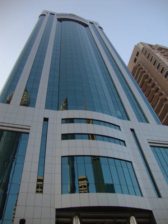 Das Hotel von aussen Towers Rotana