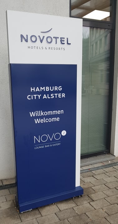 Eingang Novotel Hamburg City Alster