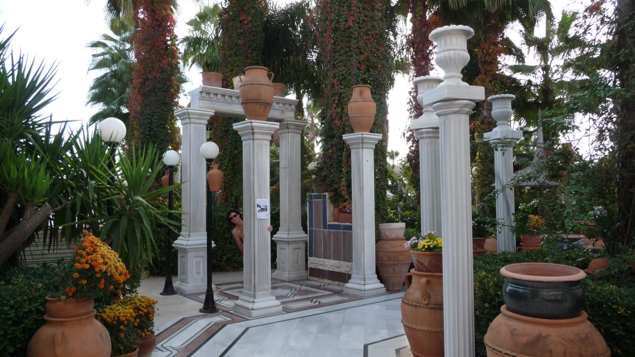 Herrliche Säulen und Tonvasen Hotel Club Sera