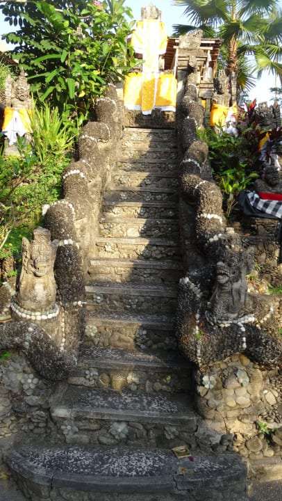 Aufgang zum obligatorischen Haustempel Hotel Tjampuhan