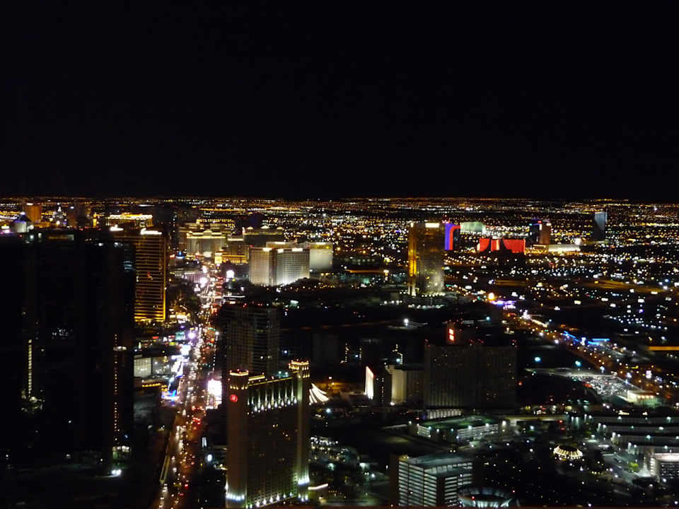 Blick auf den Strip bei Nacht vom Tower The STRAT Hotel, Casino and SkyPod