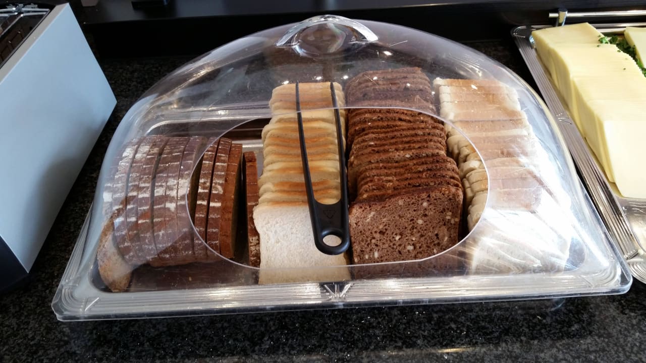 Auswahl beim Frühstück Holiday Inn Express Frankfurt - Airport