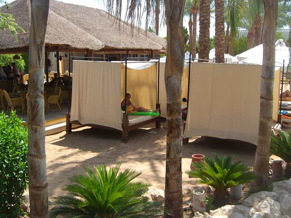 "Himmelbetten" am angelegten Sandstrand Ghazala Gardens