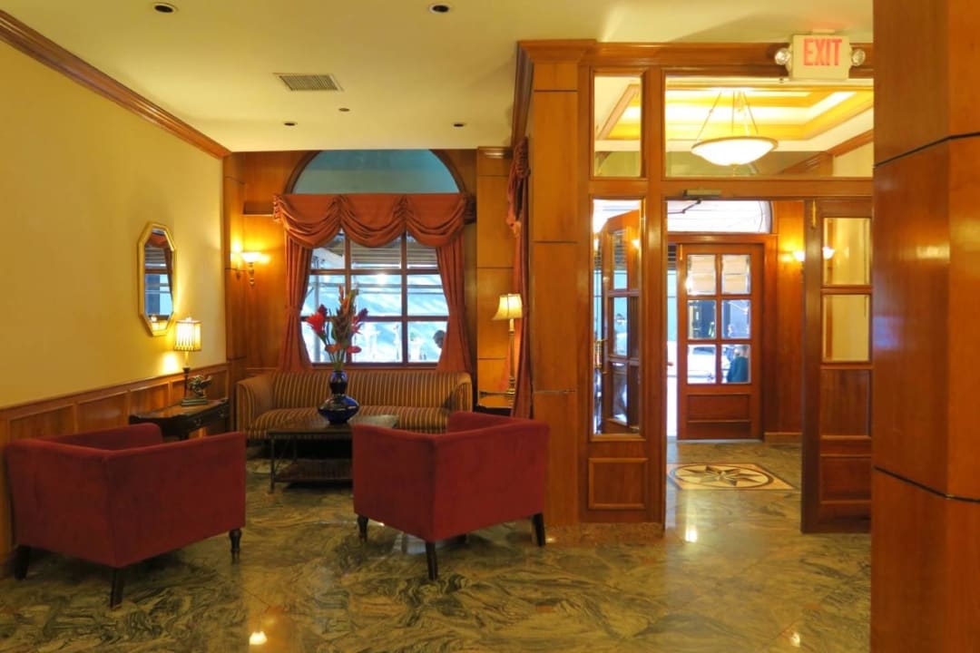 Eingang  St. James Hotel