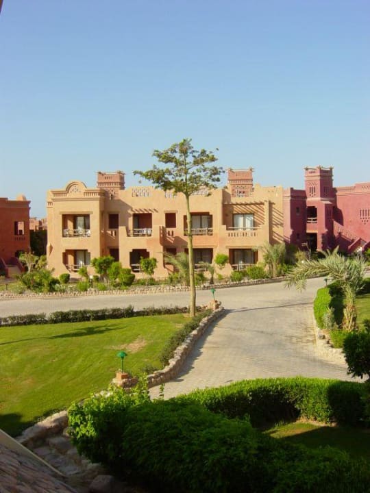 Blick vom Zimmer auf das Nachbarhotel Sea Life Charmillion Club Resort