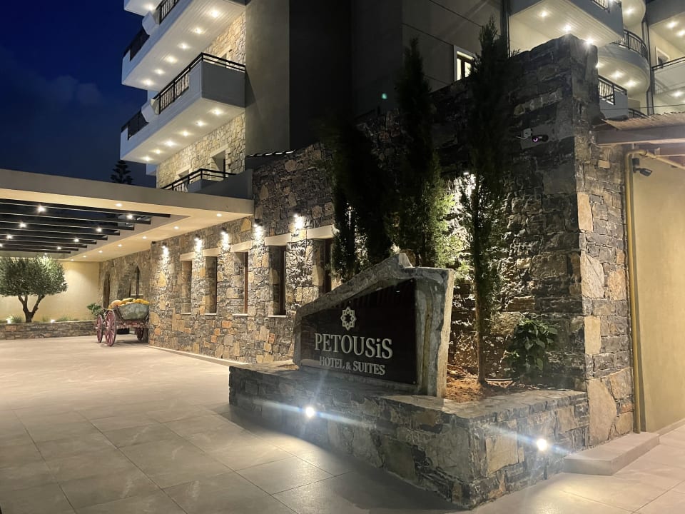 Außenansicht Petousis Hotel & Suites
