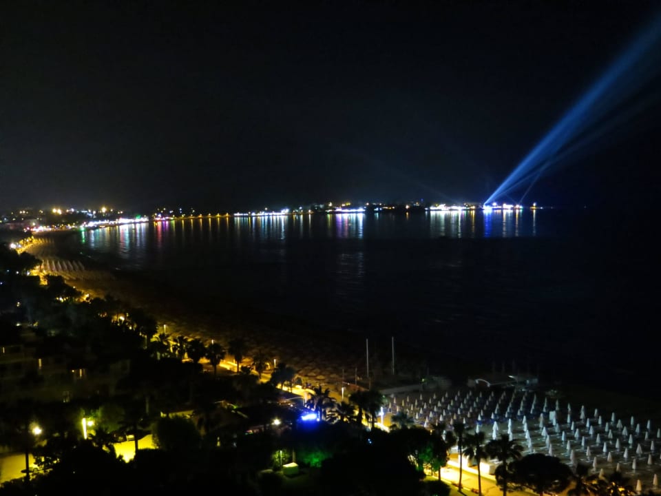 Blick aus dem 8. Stock nachts Melas Resort Hotel