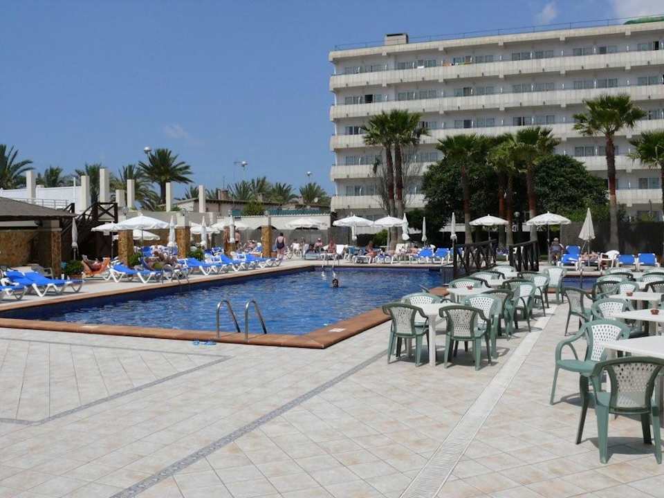 Blick vom Cupido Pool aufs Hotel Kontiki Iberostar Waves Bahia de Palma