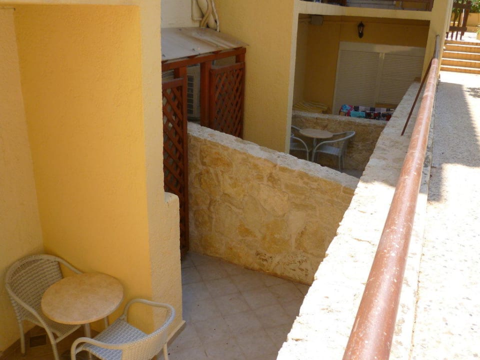 Terrasse unterhalb des Gehweges Cactus Beach