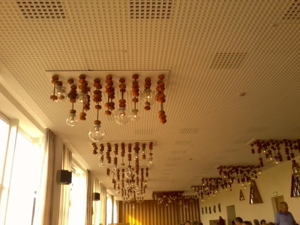 Restaurant - alte, skurrile Beleuchtung aber nett AHORN Hotel Am Fichtelberg