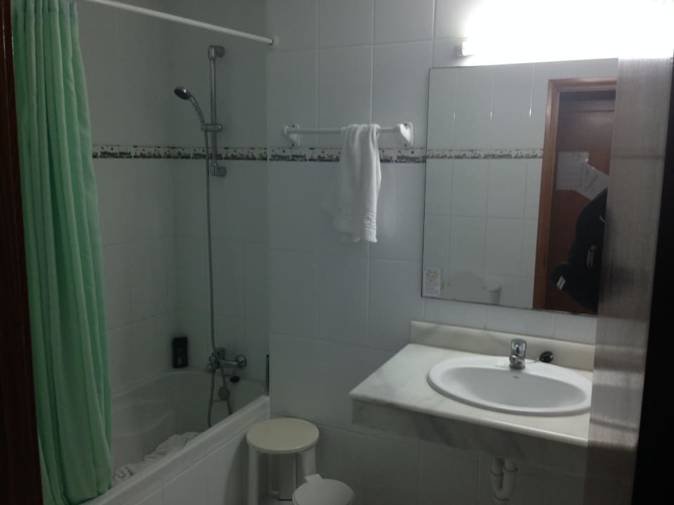 Badezimmer mit Badewanne und großem Spiegel Hotel Europalace