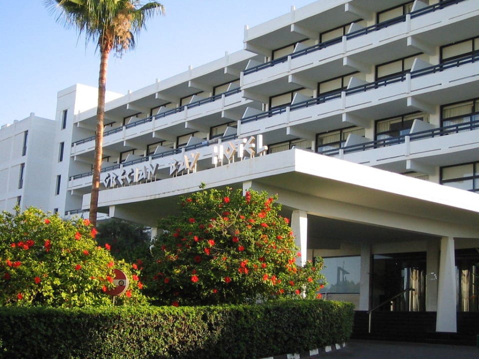 Hoteleingang Hotel Grecian Bay