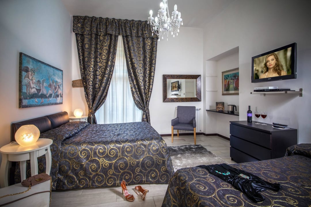 Quadruple Room with Balcony Roma Central Guest House