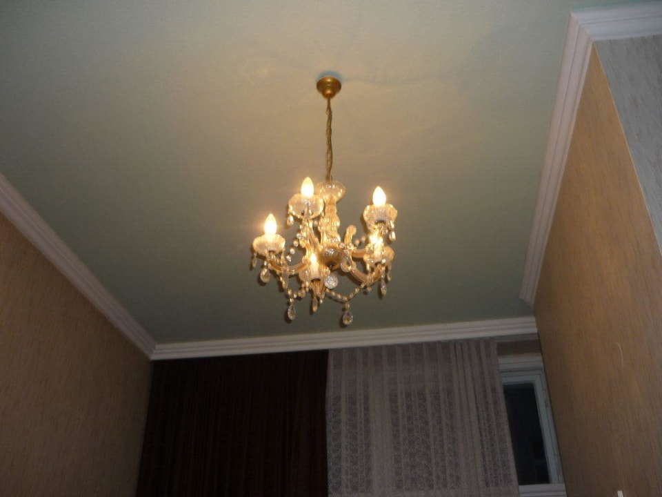 Kronleuchter im Zimmer Hotel Wittelsbach am Kurfürstendamm