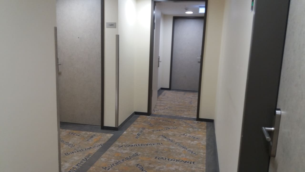 Der Weg zum Aufzug ARCOTEL Onyx Hamburg