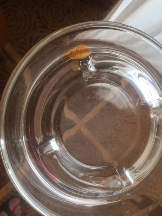 Flecken im Aschenbecher vom vorherigen Gast Swiss-Belhotel Sharjah