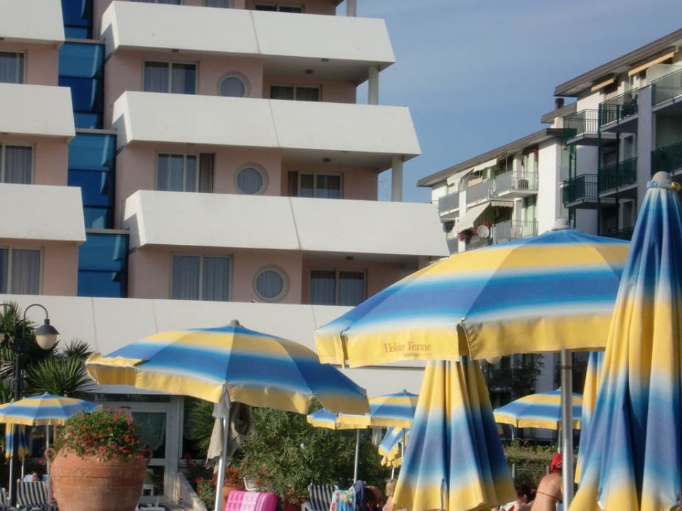 Poolanlage Aparthotel Holiday