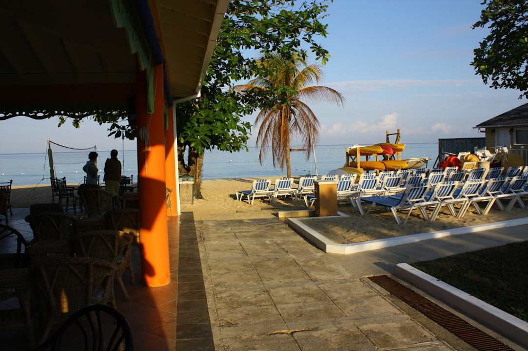 Blick vom Restaurant zum Strand Hotel Grand Pineapple Beach Negril