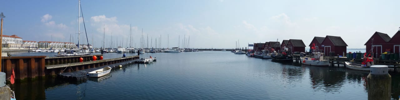 Blick zum Hotel,rechts der kleine Fischerhafen  Lindner Hotel Boltenhagen, part of JdV by Hyatt