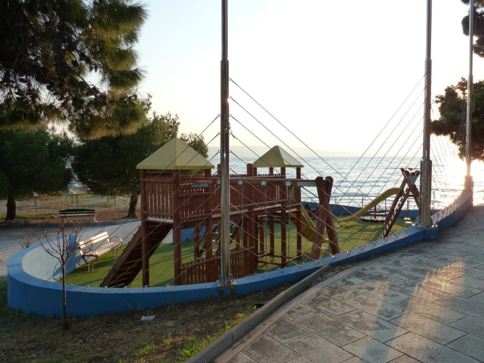 Kinderspielplatz am Strand Bluesun Hotel Soline