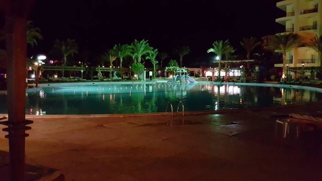 Pool bei Nacht Riviera Aqua Park Resort