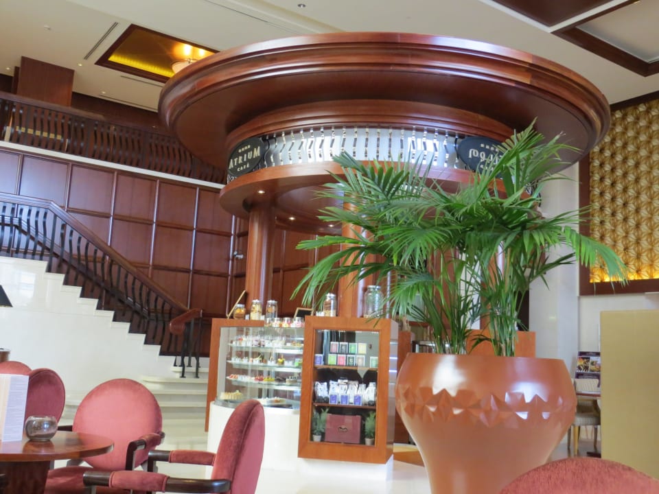 Kaffeebar in der Lobby Crowne Plaza Jumeirah Dubai