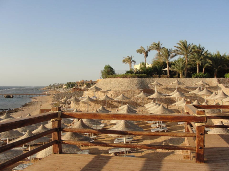 Widok z tarasu na plażę. Hotel Nubian Village