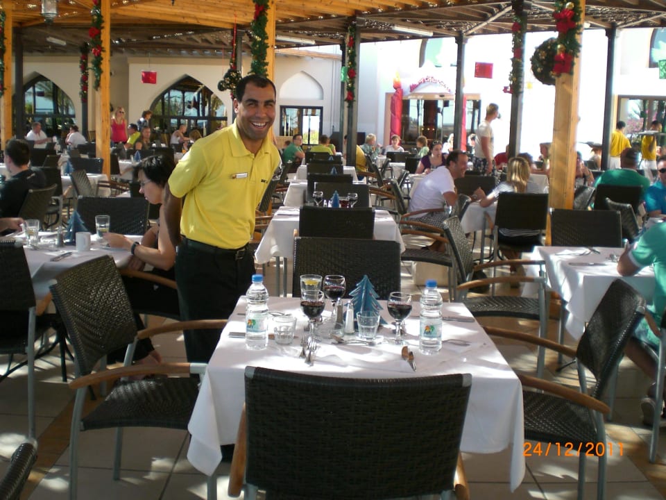 Restaurant mit freundlichem Kellner mein Platz TUI MAGIC LIFE Kalawy