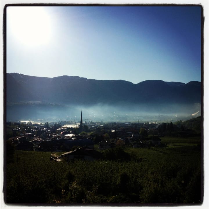 Blick vom Balkon hinunter nach Meran Kulturhotel Maratscher
