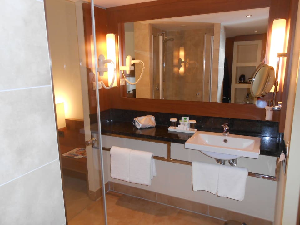 Bad im Zimmer Lindner Hotel Hamburg Am Michel, part of JdV by Hyatt