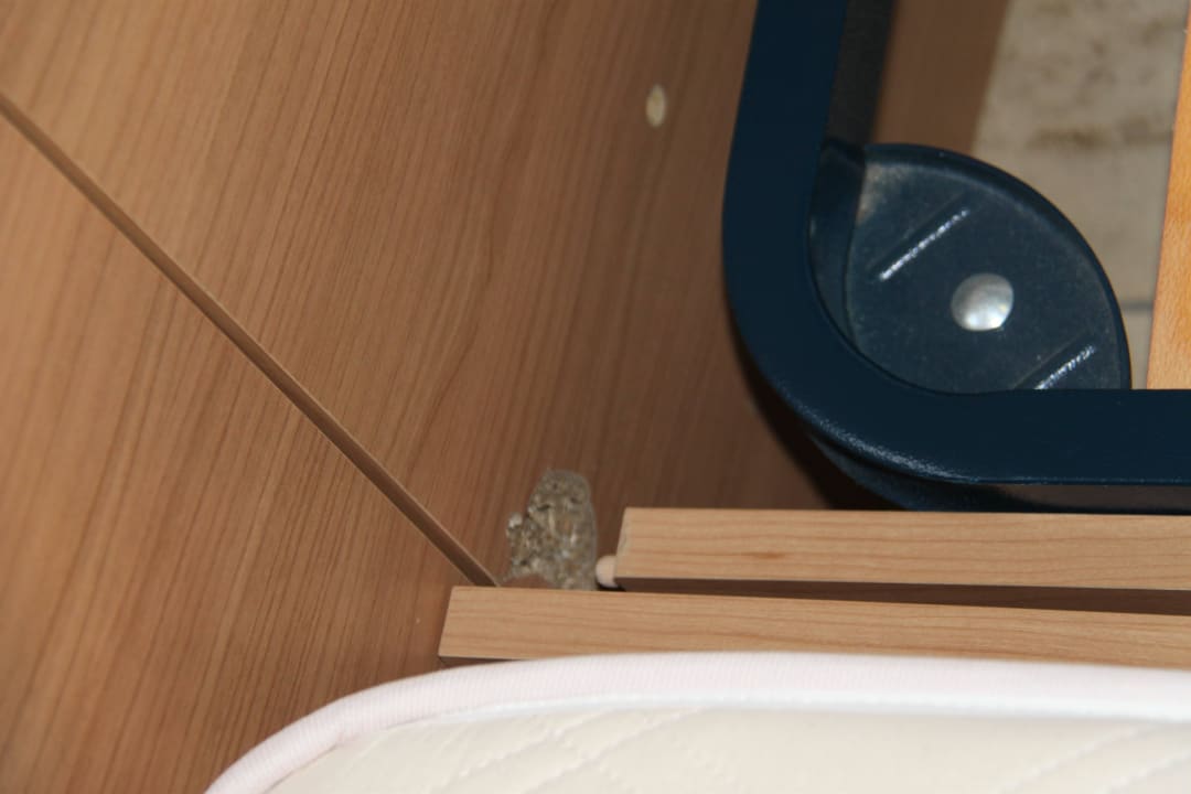 Gebrochener Bettrahmen Hotel Selenis