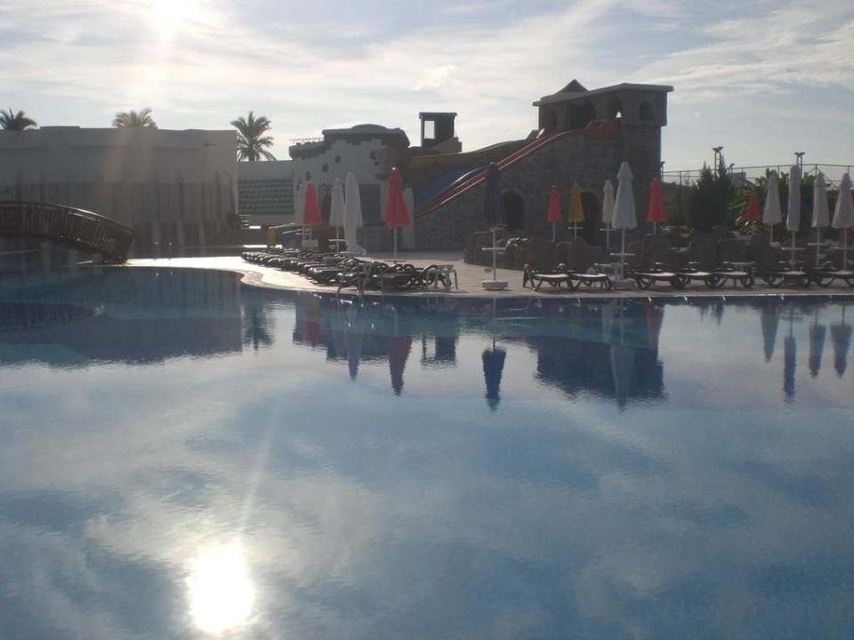 Großer Pool am morgen Calimera Serra Palace