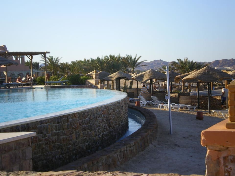 Pool mit Blick zum Strand Radisson Blu Resort, El Quseir