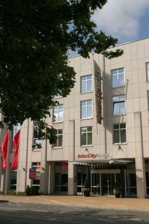 Aussenansicht des Hotels, Hoteleingang IntercityHotel Rostock
