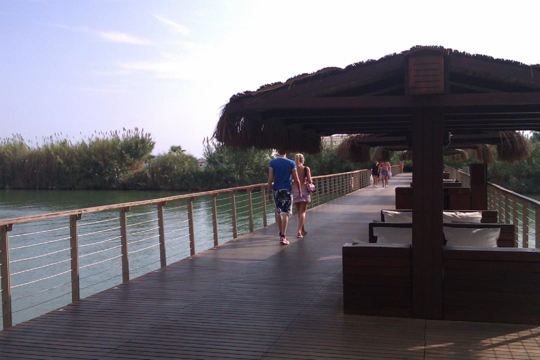 Auf dem Weg zum Hotelstrand Gloria Serenity Resort